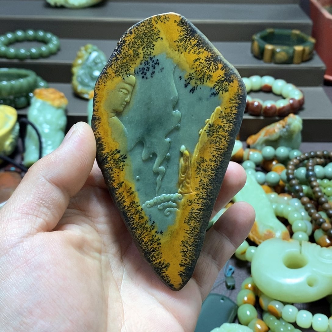 岫岩河磨玉（透闪石质玉）一心向佛未镶嵌
