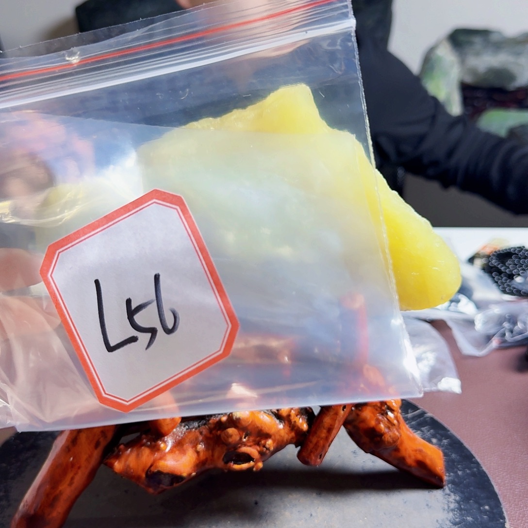 金***啊未镶嵌蛇纹石玉原石料