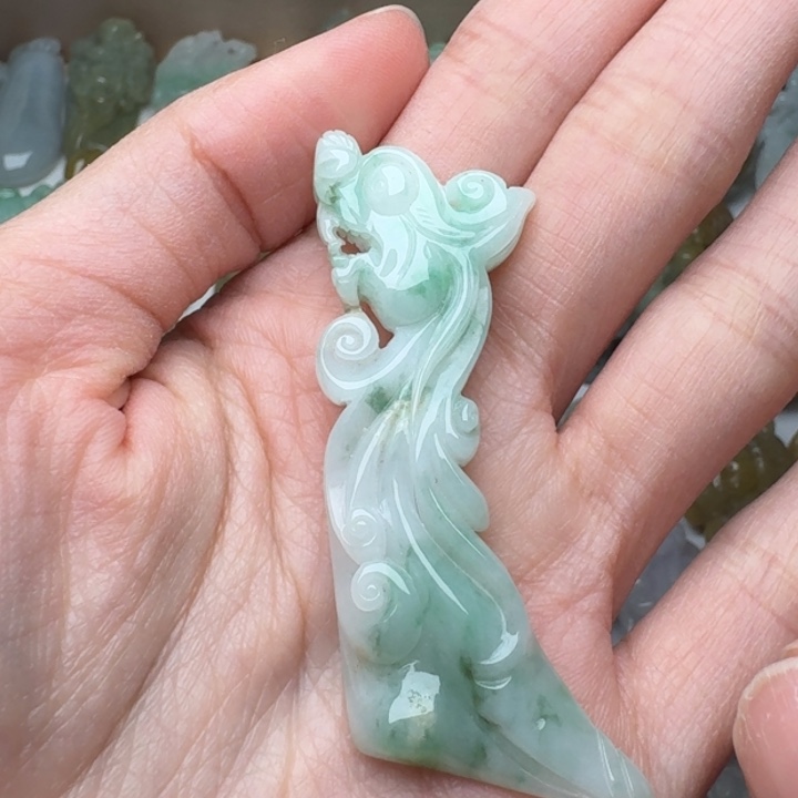 翡翠未镶嵌颈饰龙