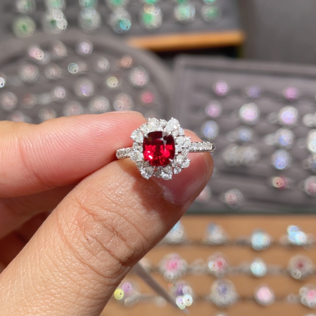 尖晶石戒指18K金镶嵌1.05ct 绝地 抹谷