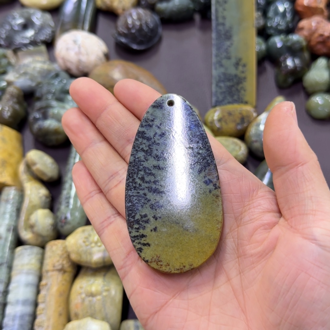 霸***哥岫岩河磨玉（透闪石质玉）未镶嵌颈饰