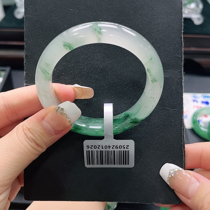 星***愿石英质玉（非洲翠）未镶嵌手镯