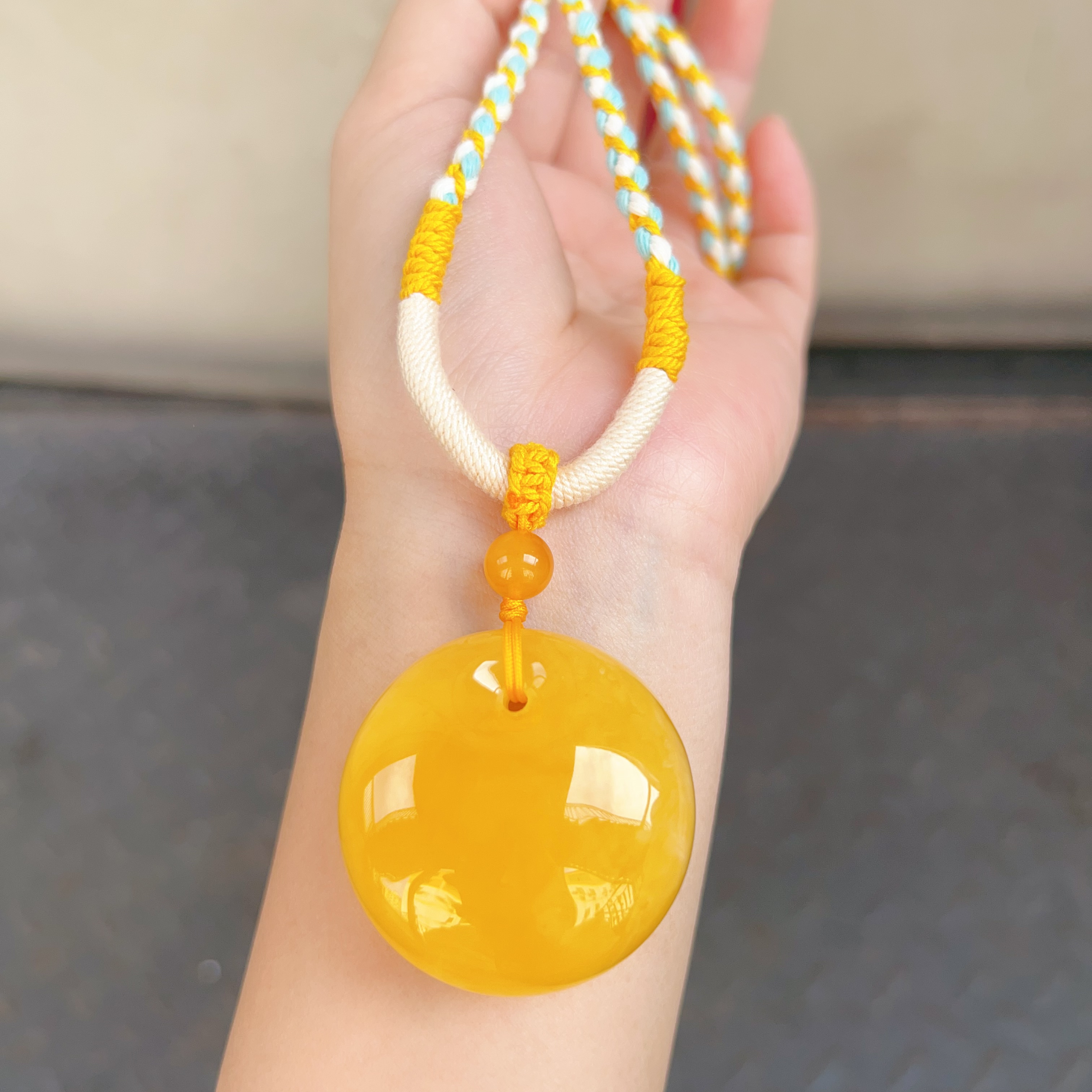 焦皮料鸡油黄蜜蜡公主扣吊坠，23.5克，尺寸39.8*21.8mm