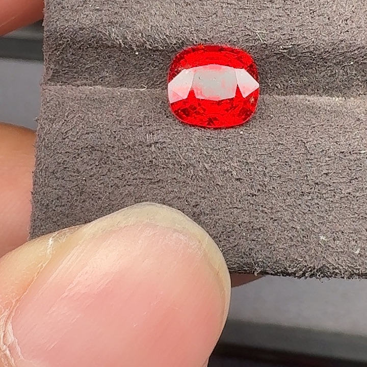 焱***）尖晶石裸石尖晶石