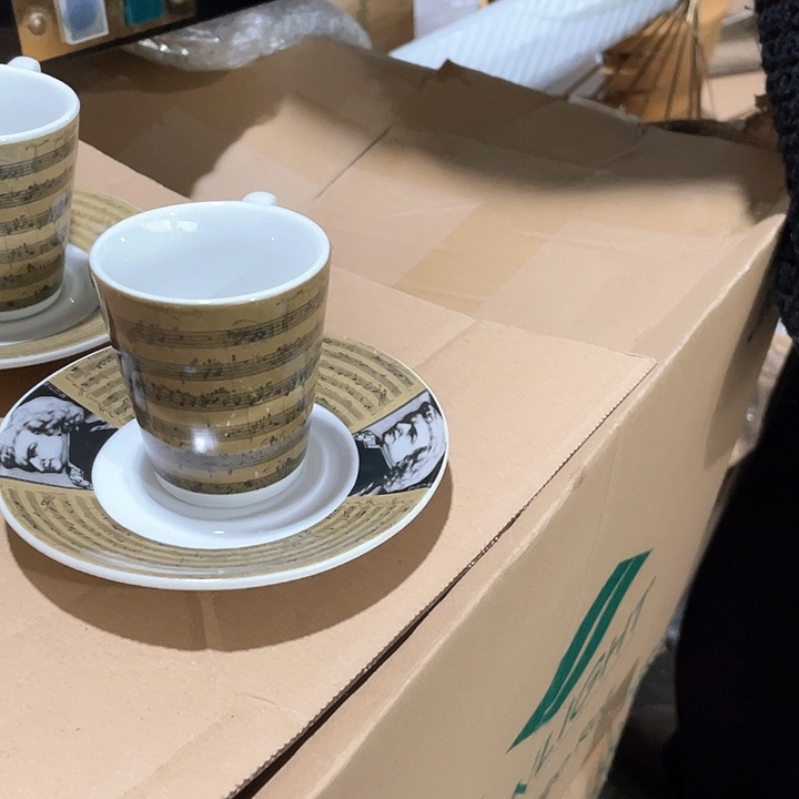 陶瓷花瓶茶杯茶具。