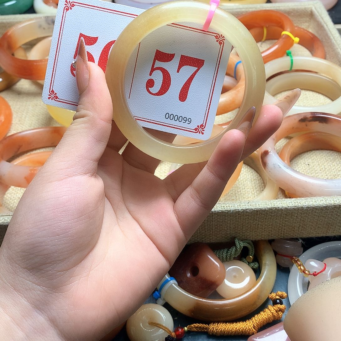 未镶嵌石英质玉（黄龙玉）手镯