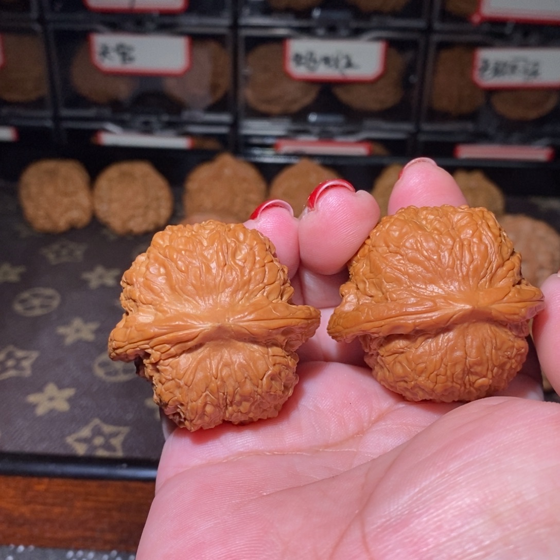 后***鱼文玩核桃把件血麒麟