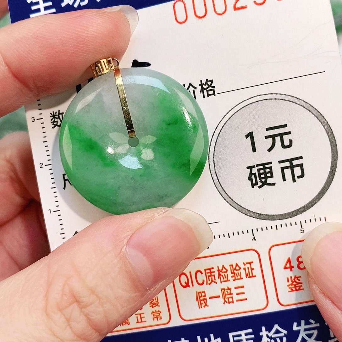 翡翠颈饰18K金镶嵌吊坠