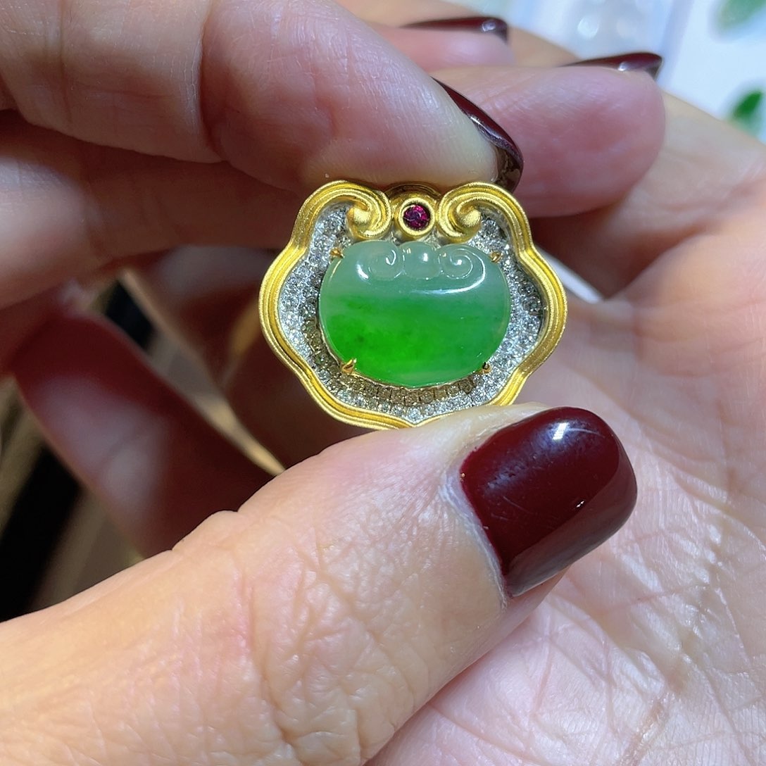 翡翠颈饰18K金镶嵌如意