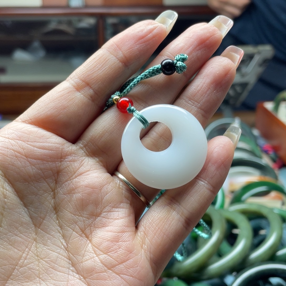 石英岩玉未镶嵌颈饰