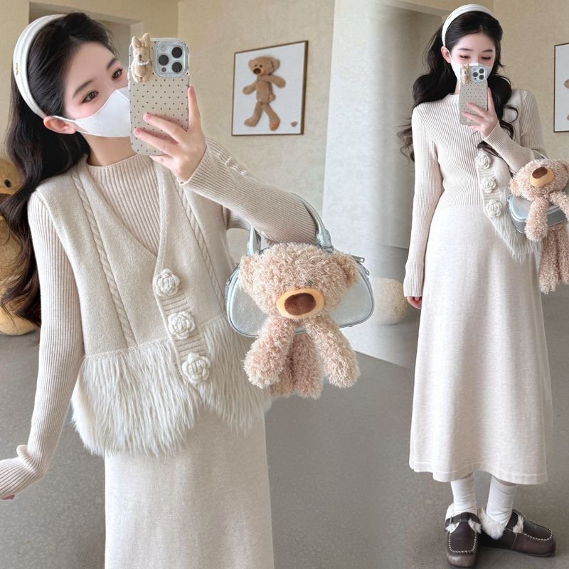 孕妇装秋冬2025新款赫本风连衣裙法式香风马甲两件套针织时尚套装