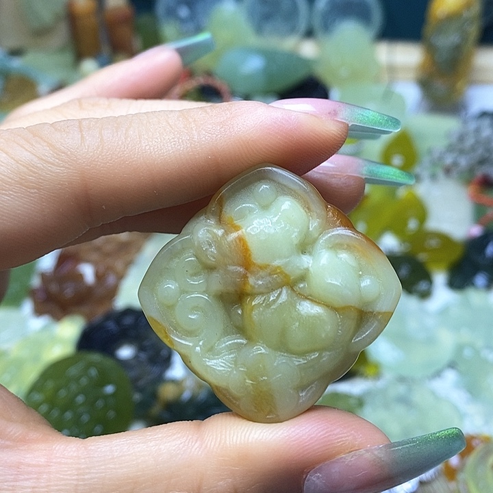 蛇纹石玉未镶嵌颈饰