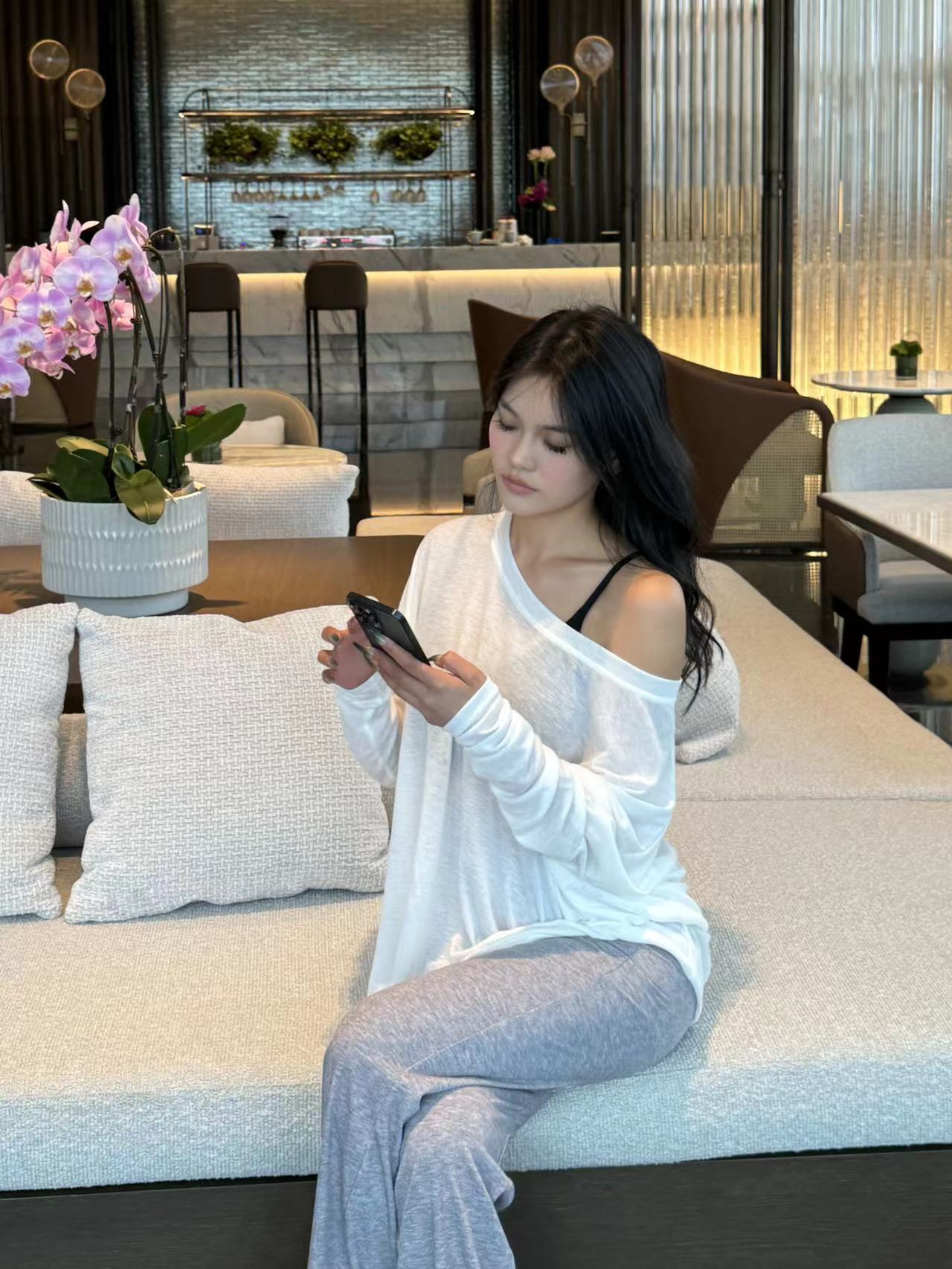 【Glozzzz】 慵懒女神 性感慵懒风斜领露肩宽松套头长袖罩衫626-1