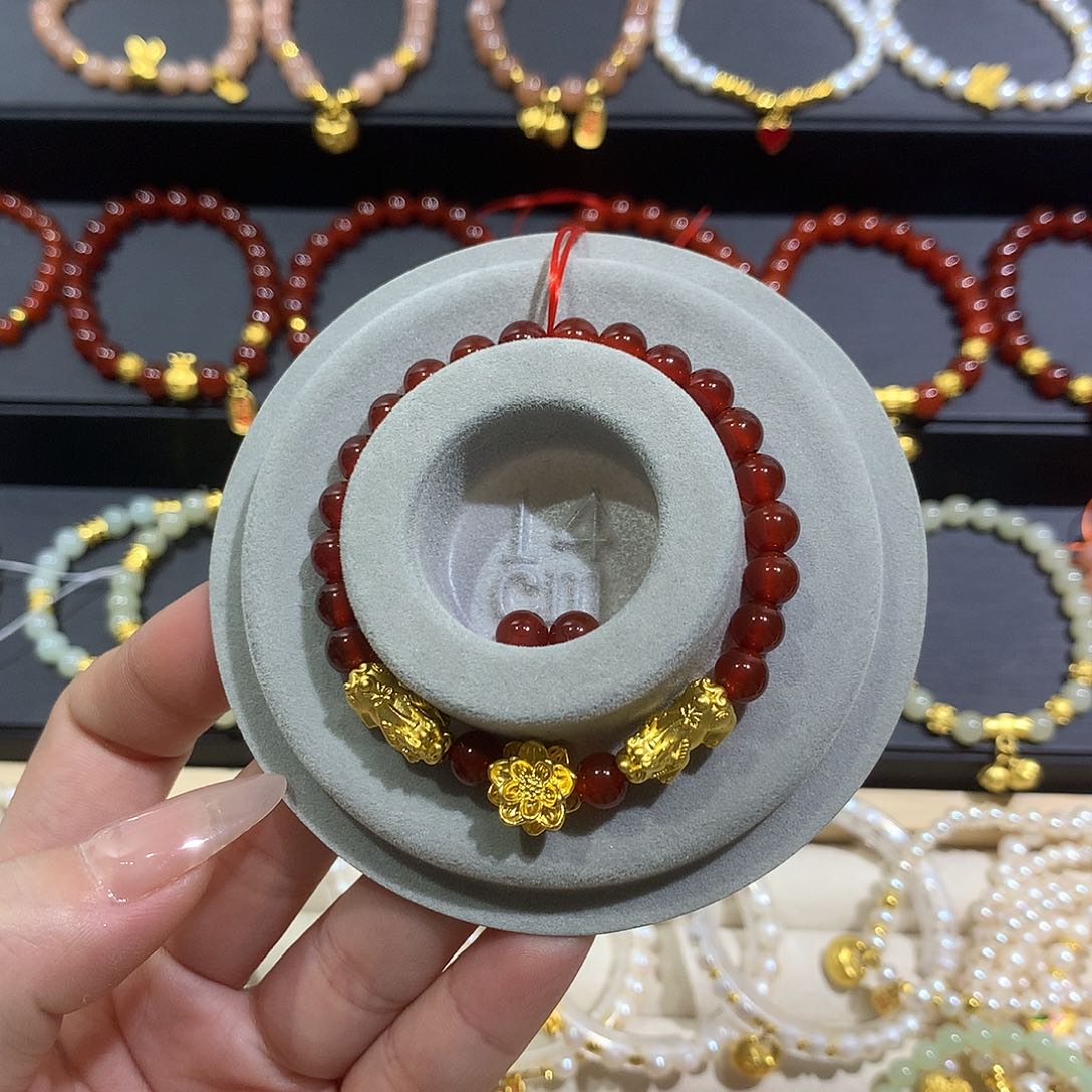 玛瑙/玉髓手链足金镶嵌小貔貅