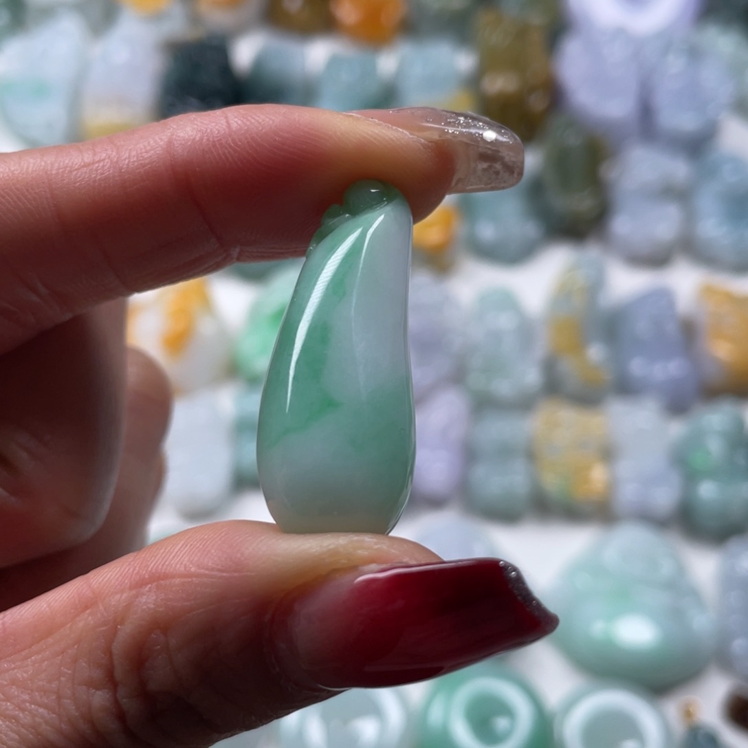 翡翠吊坠(赠链)未镶嵌