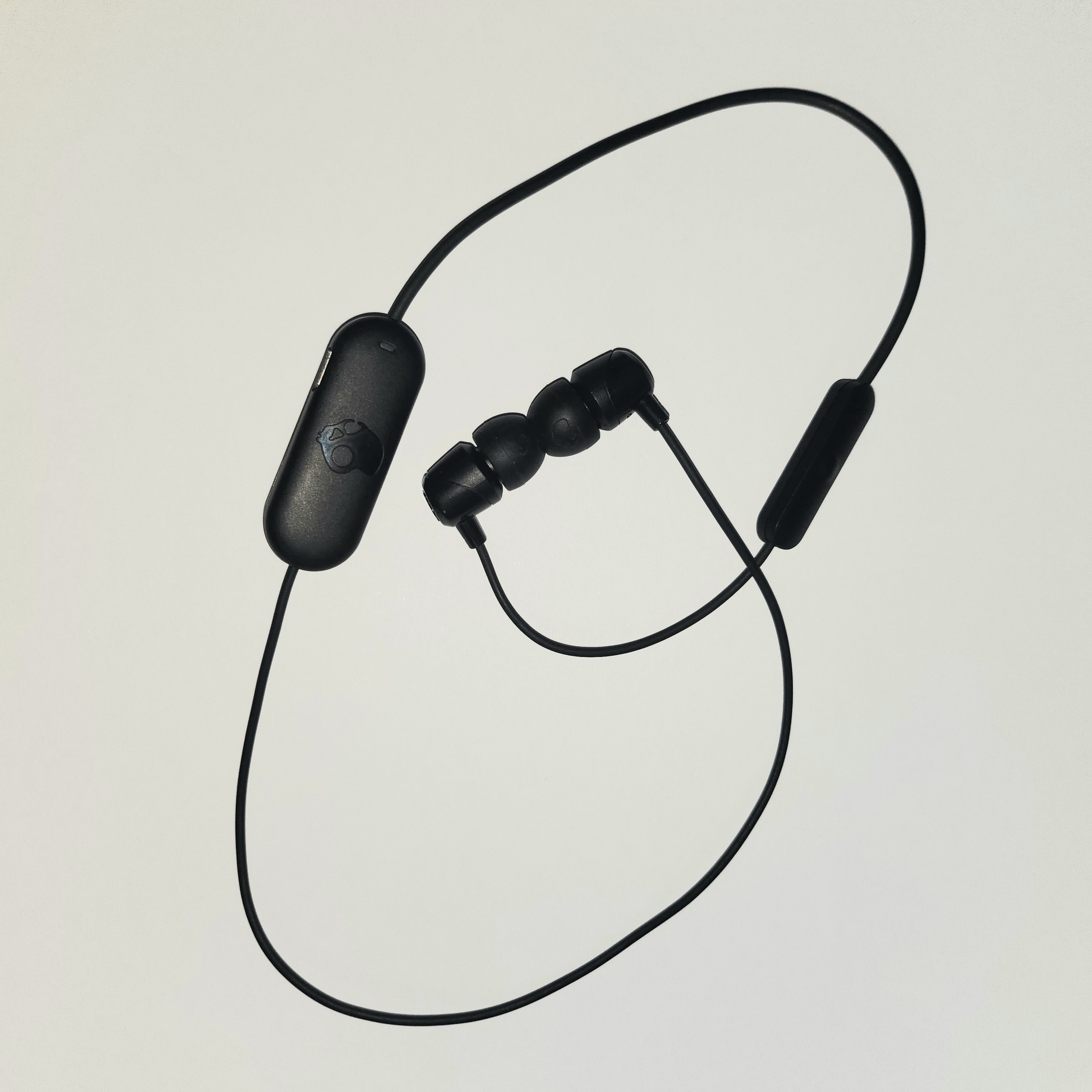 95新  骷髅入耳式挂脖轻便运动蓝牙耳机