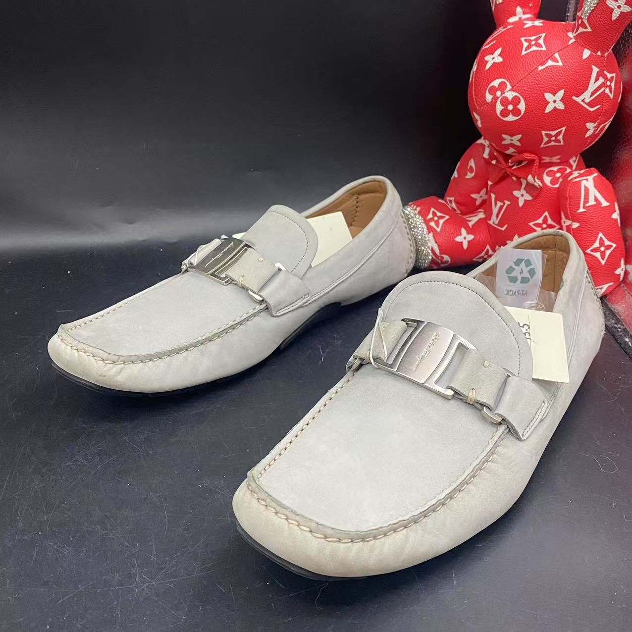 95新 FERRAGAMO/菲拉格慕 【聚星甄选】灰色银扣豆豆鞋43.5码yl004