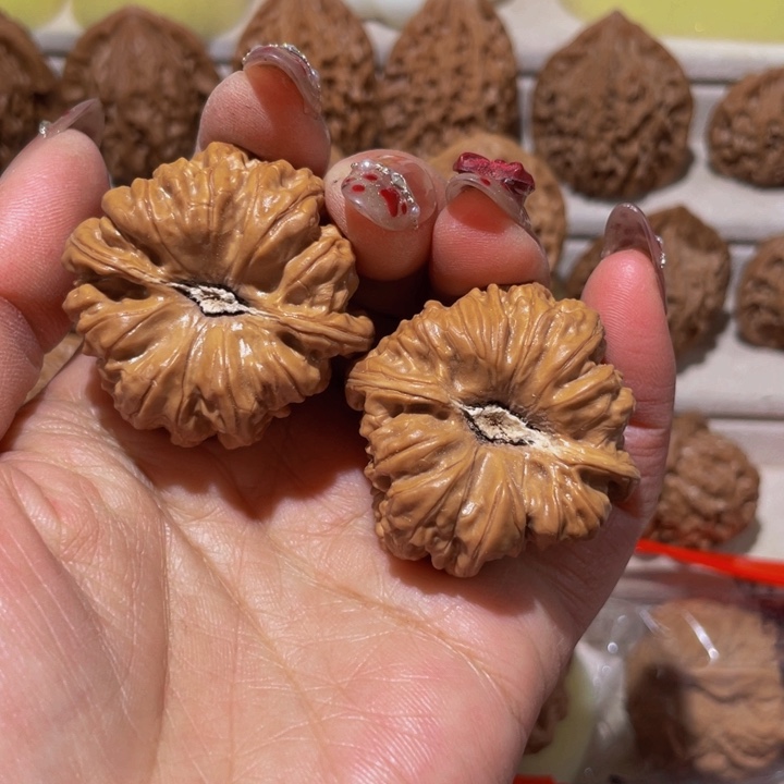 【闪购商品】文玩核桃把件牡*园凹底