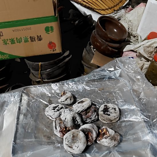绿泥盘子碗茶壶啥都有