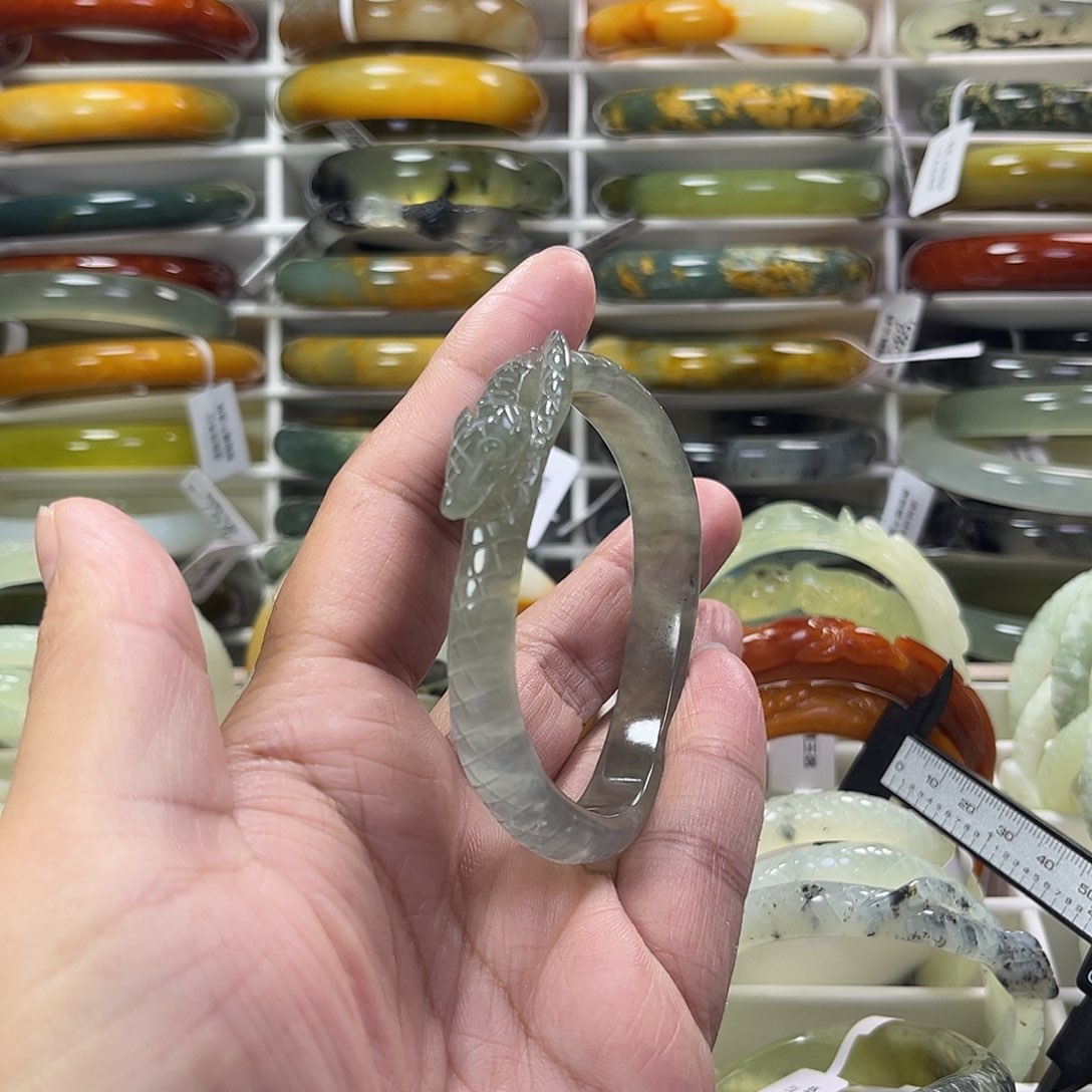 蛇纹石玉手镯未镶嵌