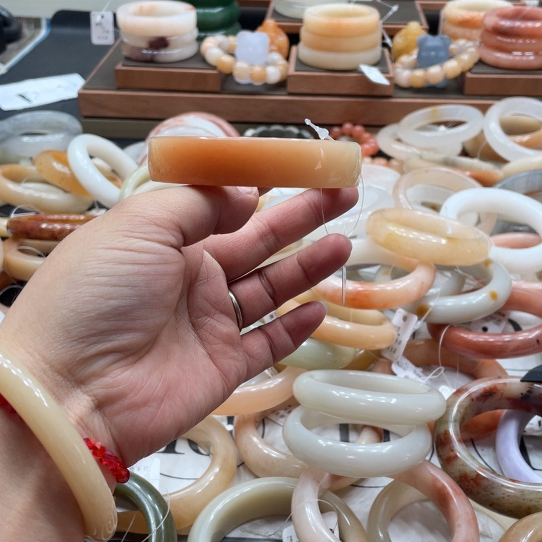 石英岩玉手镯未镶嵌毛****?