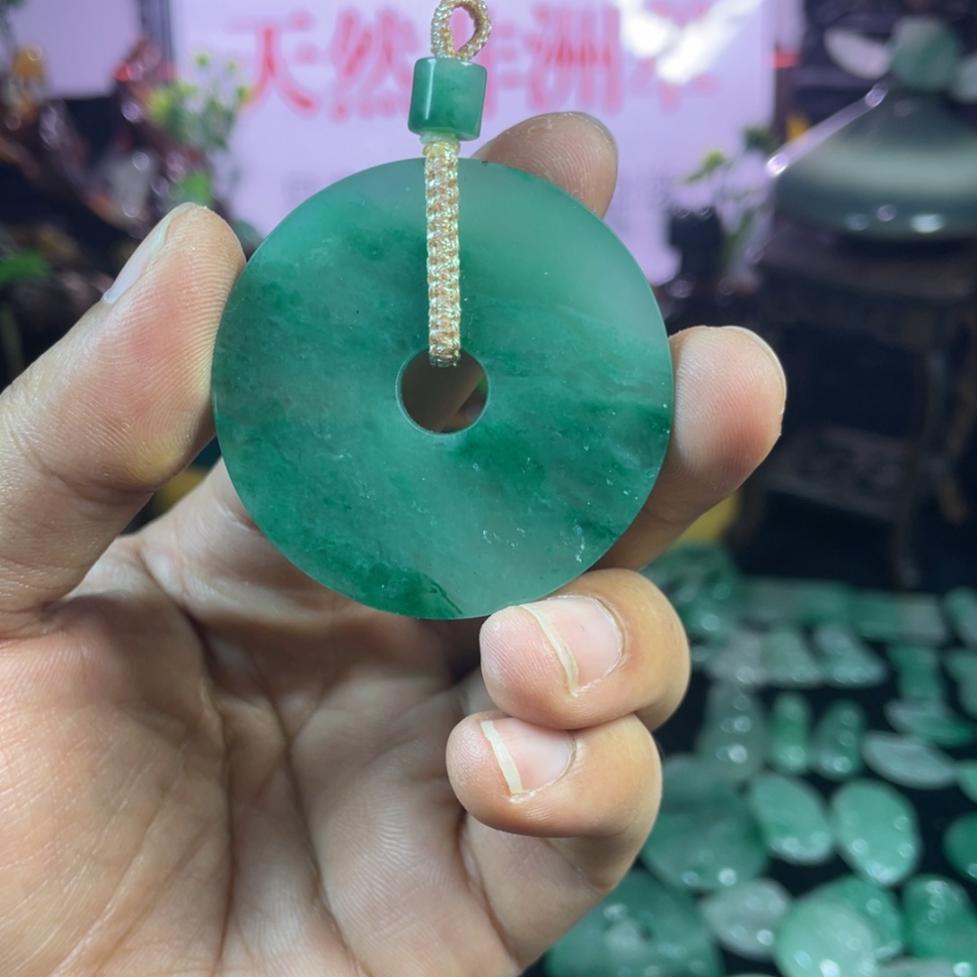 石英质玉（非洲翠）未镶嵌颈饰