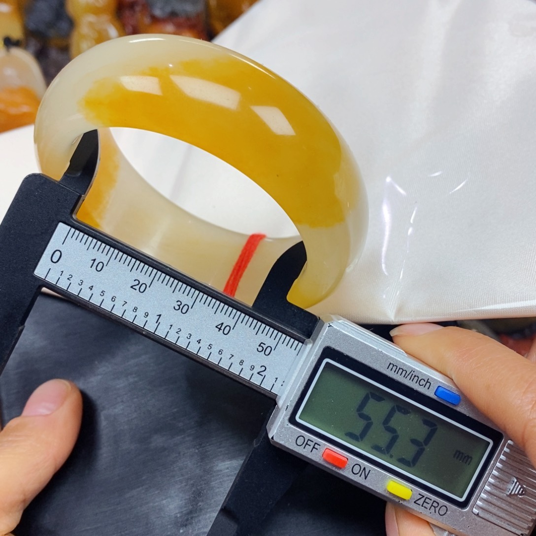 石英质玉（黄龙玉）颈饰未镶嵌