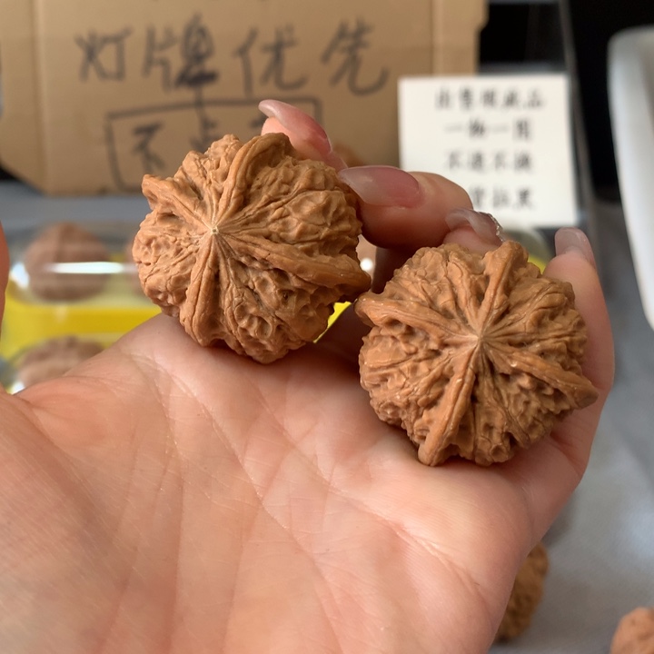 是***吖文玩核桃吊坠异形单只，有瑕疵