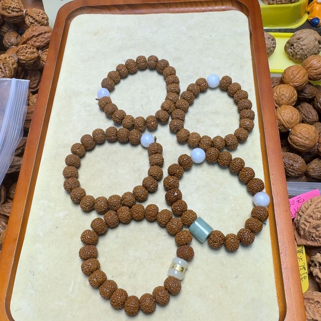 金刚菩提吊坠杜**。龙鳞5条带翡翠珠子，不退不换