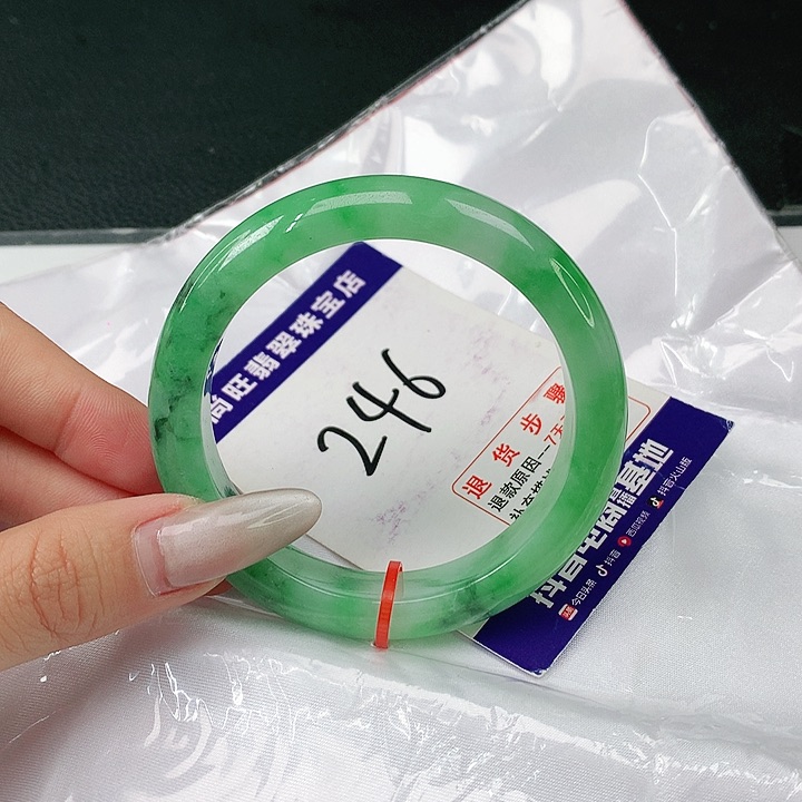 翡翠手镯未镶嵌翡翠12