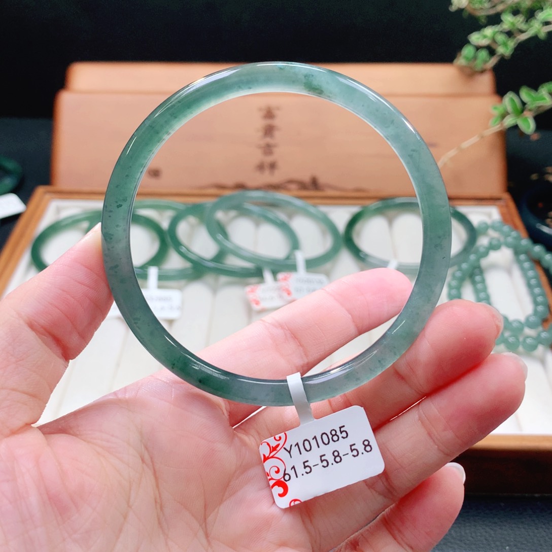 翡翠手镯（圆镯）未镶嵌