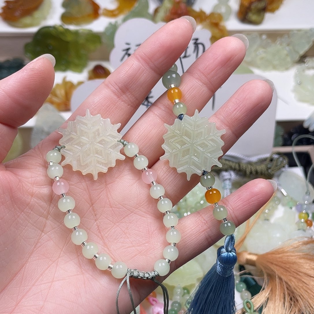 昕***桐蛇纹石玉未镶嵌颈饰