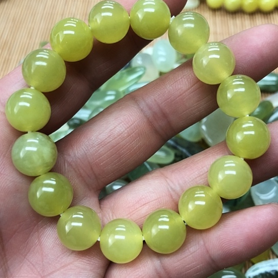 蛇纹石玉颈饰合金