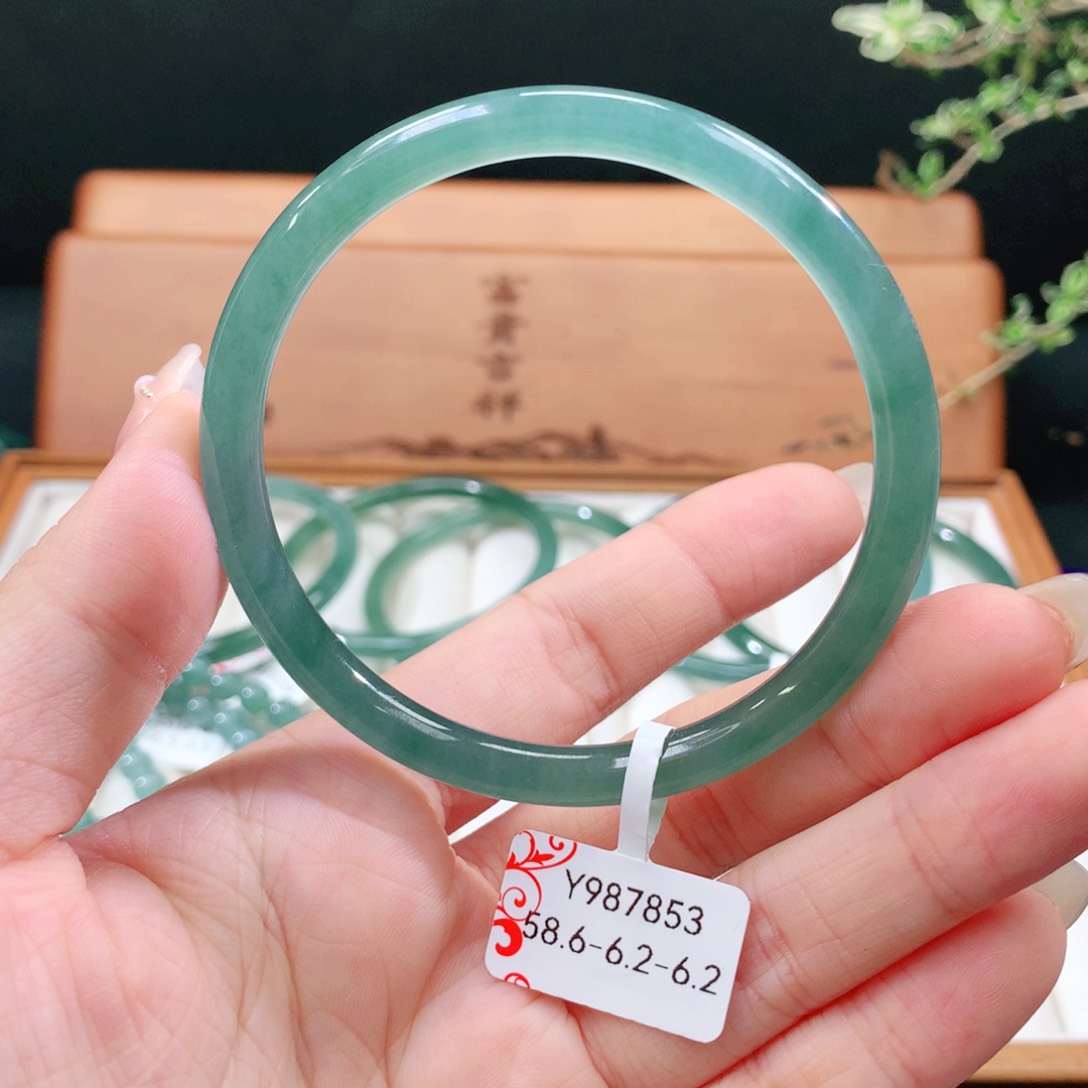 翡翠手镯未镶嵌天然