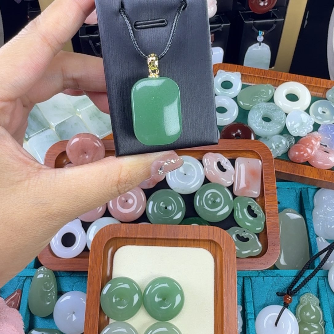 石英质玉未镶嵌颈饰