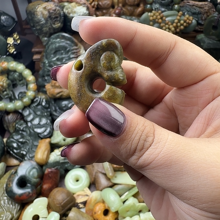 透闪石质玉未镶嵌珠宝奇石