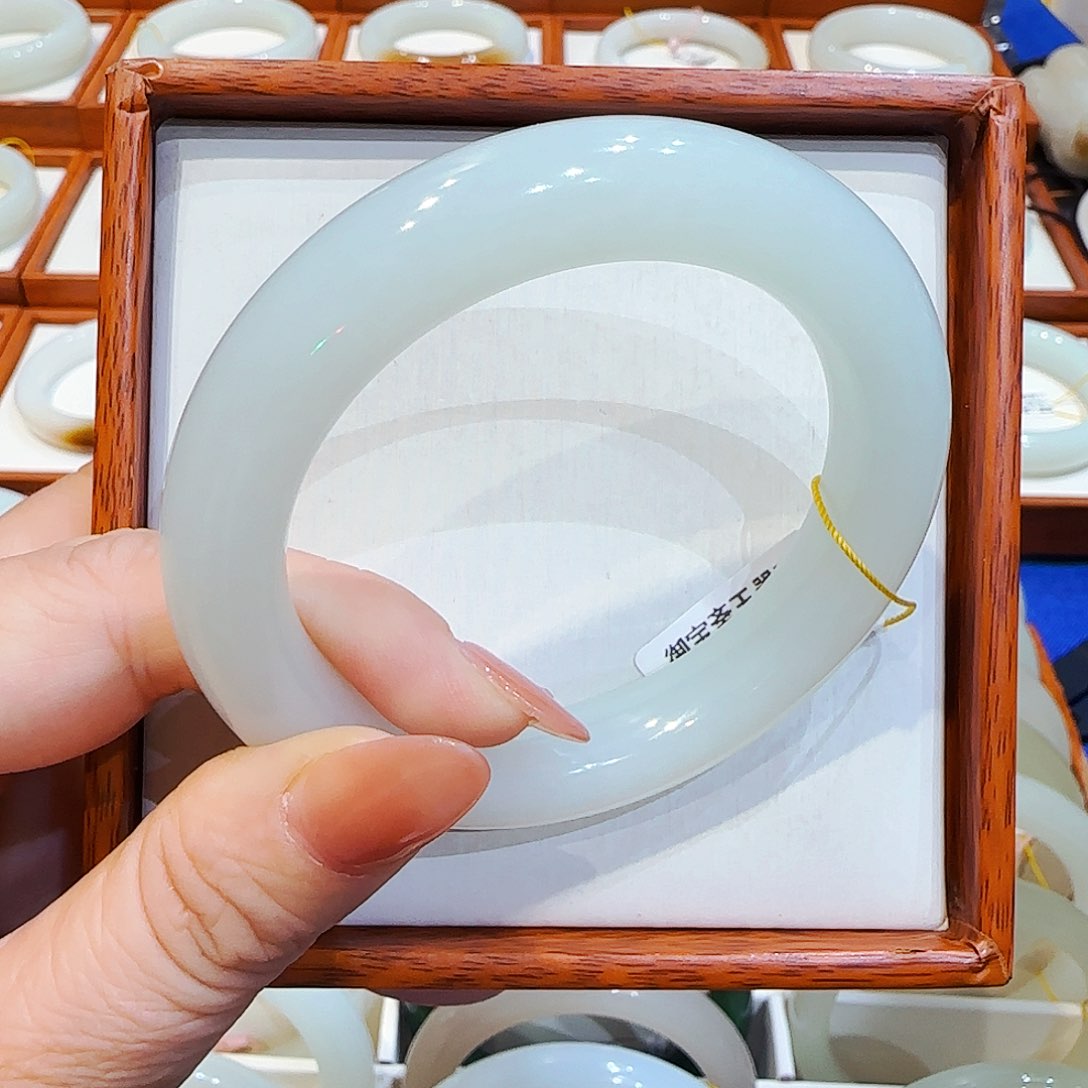 和田玉手镯未镶嵌