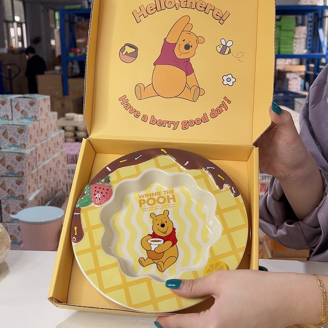 瓷维尼熊花边盘子