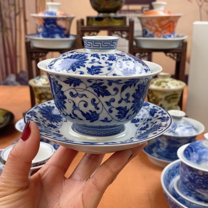 陶摆件青花缠枝莲元宝盖碗