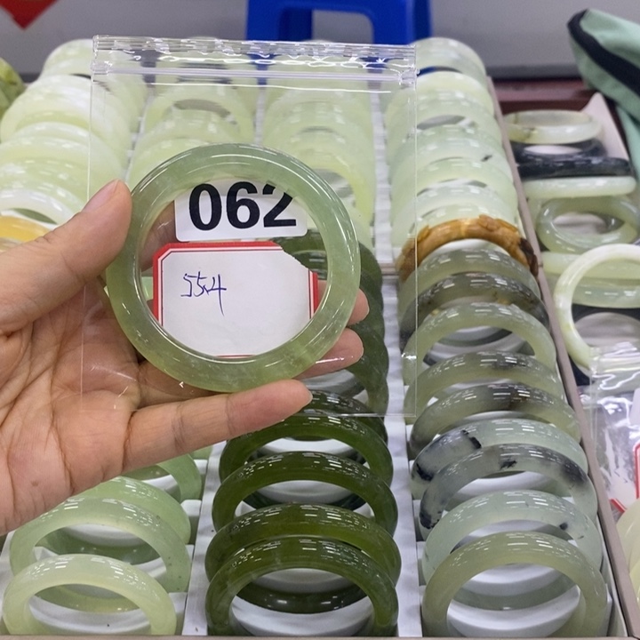 岫玉未镶嵌手镯（圆镯）