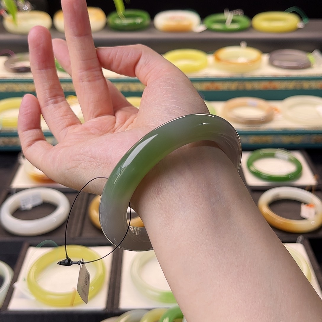 和田玉手镯未镶嵌紫翠