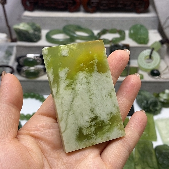 蛇纹石玉挂件未镶嵌