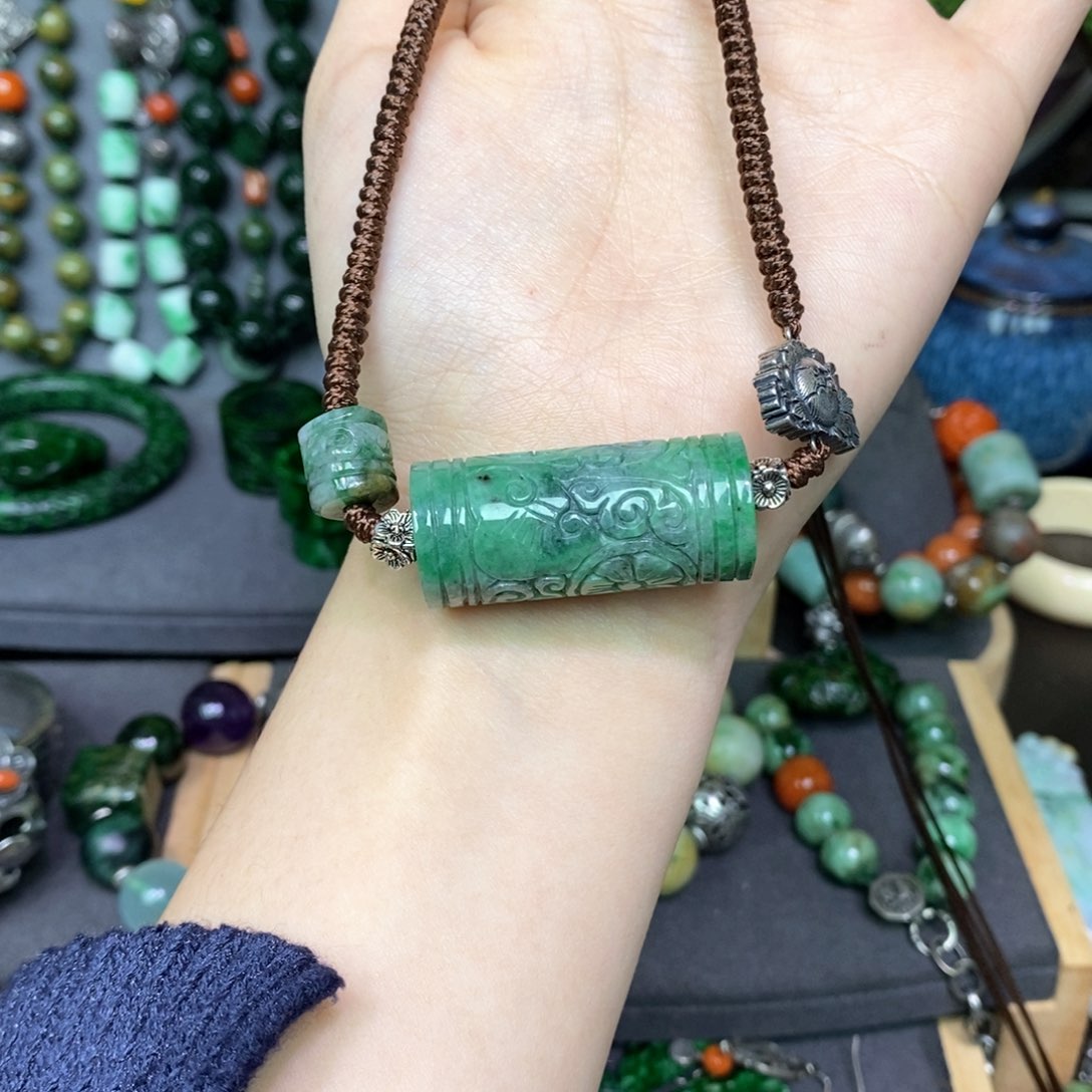 翡翠颈饰未镶嵌漂亮美眉