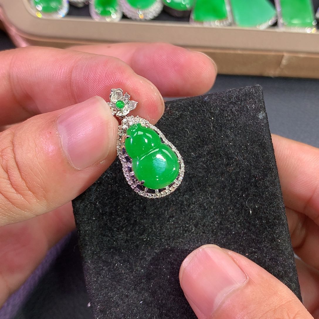 翡翠吊坠(赠链)18K金镶嵌