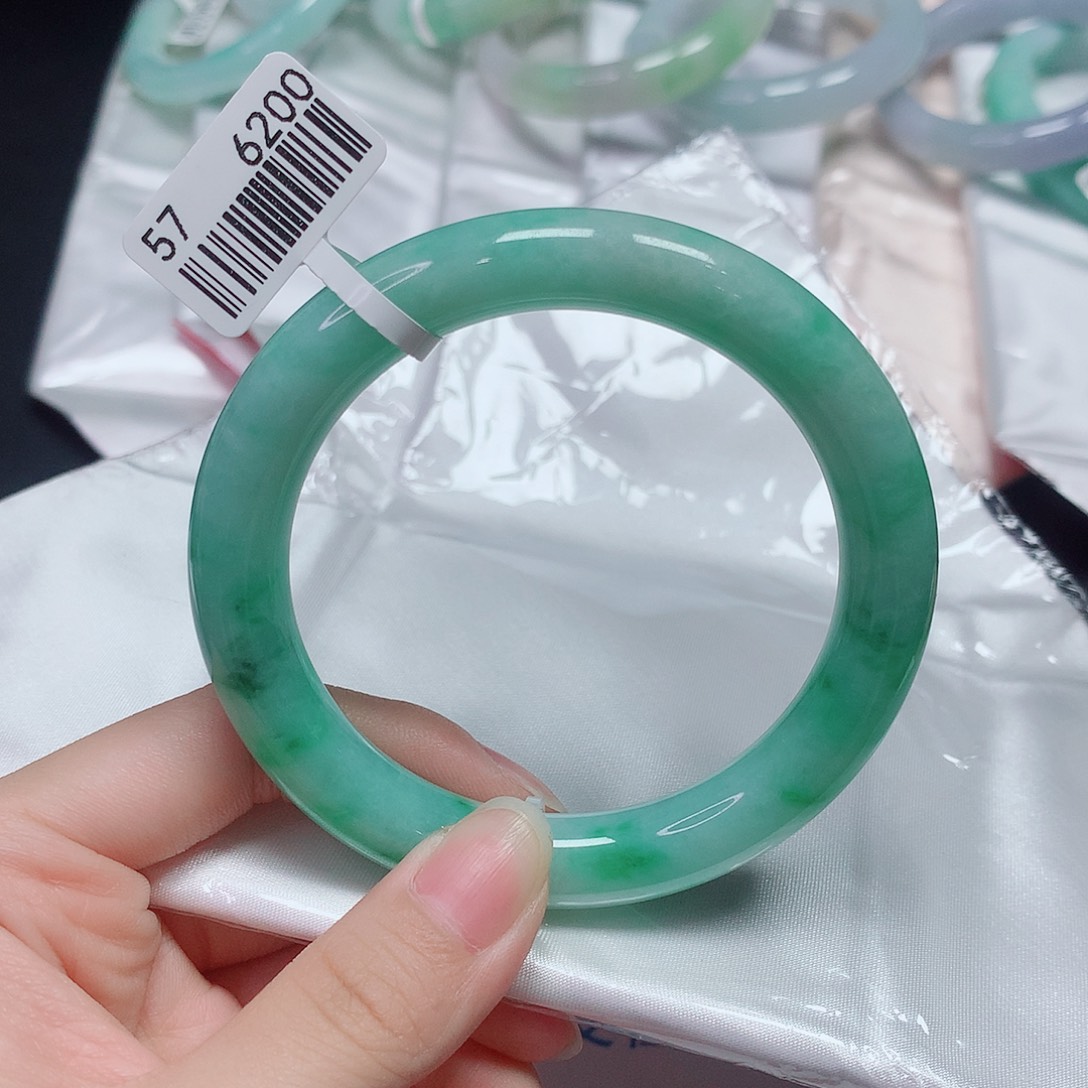 翡翠手镯未镶嵌翡翠手镯