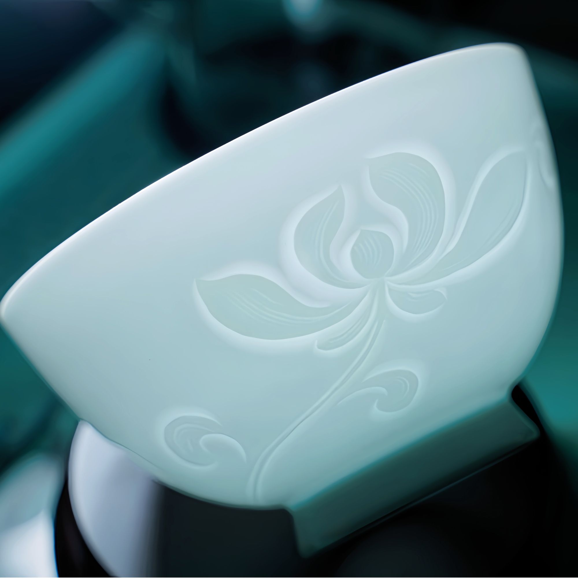 青白瓷纯手工雕刻半刀莲花陶瓷碗