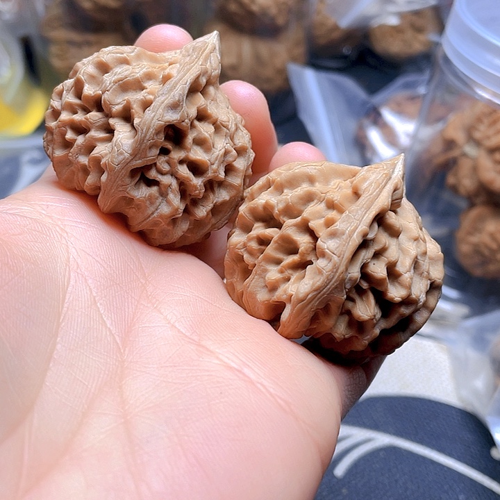 文玩核桃吊坠龙门涧一对