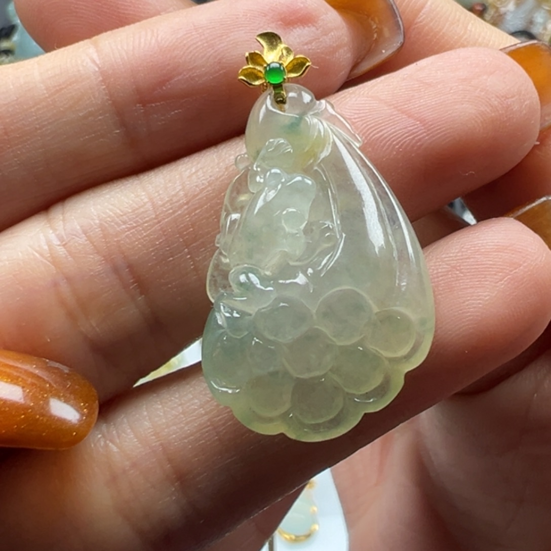 翡翠18K金镶嵌颈饰莲蓬