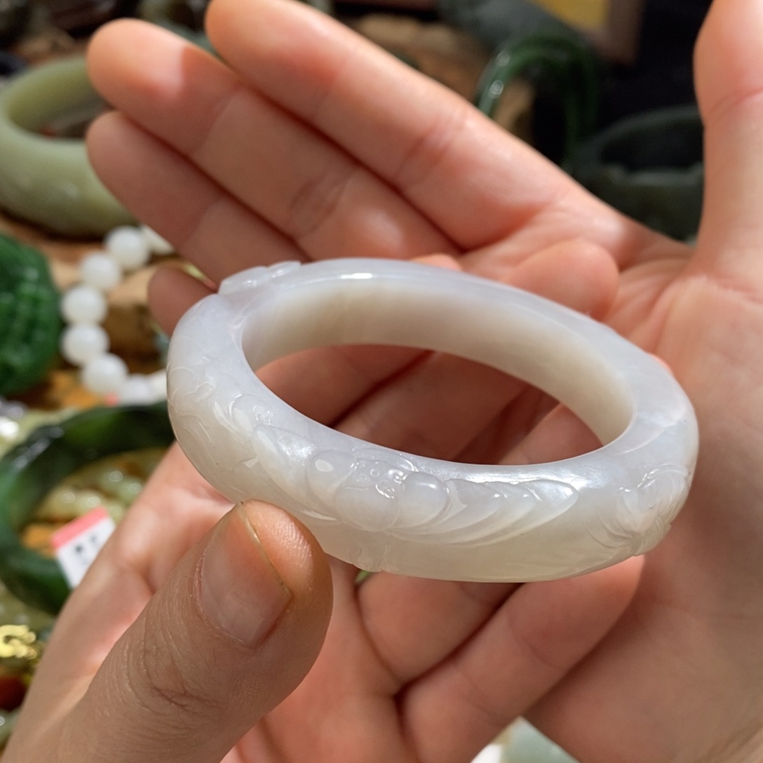 和田玉手镯52未镶嵌四****?