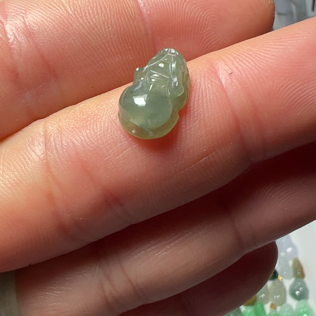 翡翠未镶嵌颈饰通孔小貔貅一个88块